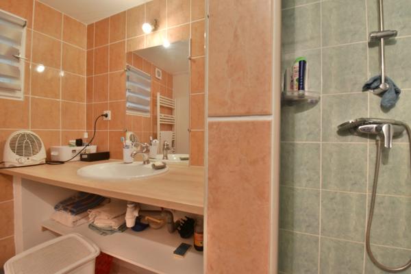 Belle propriété avec deux maisons sur 3430 m² de terrain arboré – Potentiel rare !