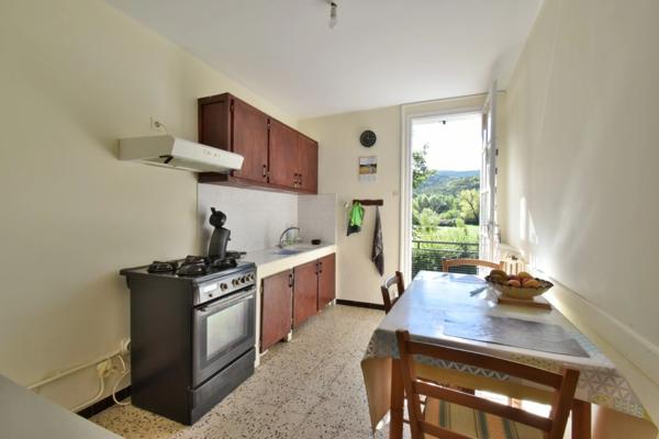 Belle propriété avec deux maisons sur 3430 m² de terrain arboré – Potentiel rare !