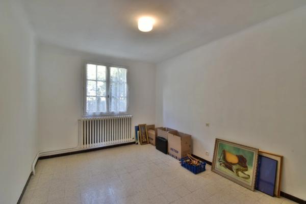 Belle propriété avec deux maisons sur 3430 m² de terrain arboré – Potentiel rare !