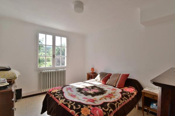 Belle propriété avec deux maisons sur 3430 m² de terrain arboré – Potentiel rare !