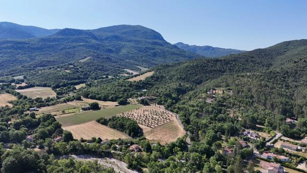 Belle propriété avec deux maisons sur 3430 m² de terrain arboré – Potentiel rare !