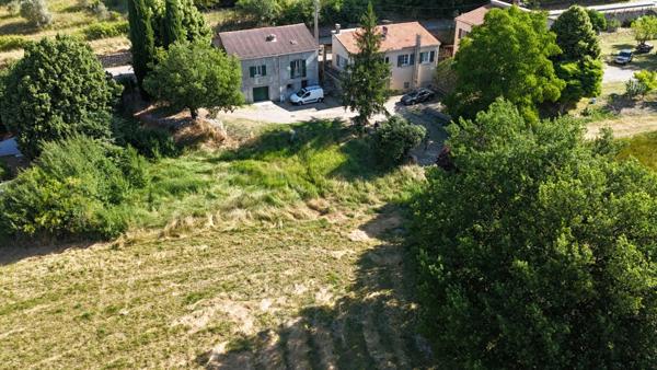 Belle propriété avec deux maisons sur 3430 m² de terrain arboré – Potentiel rare !