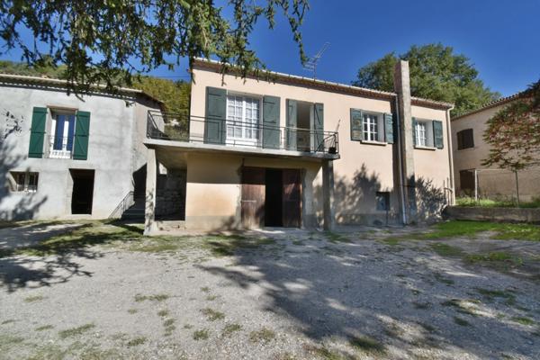 Belle propriété avec deux maisons sur 3430 m² de terrain arboré – Potentiel rare !