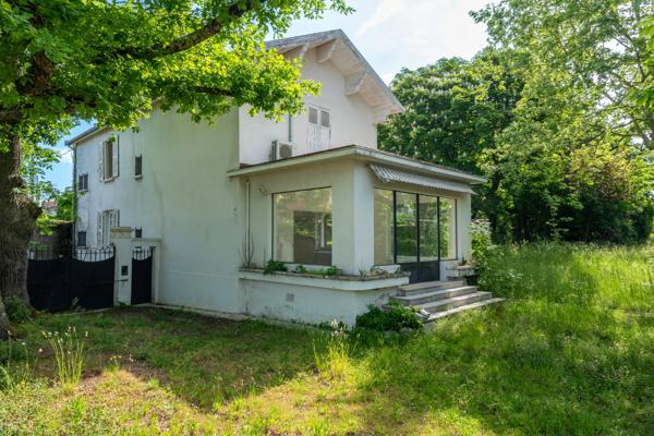 Sainte-Foy-lès-Lyon – Propriété bourgeoise rénovée avec terrain constructible de 6 093 m²