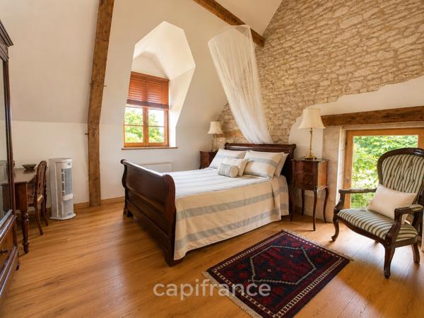 Maison de caractère en pierre, entièrement restaurée avec goût, à deux pas d'un village classé