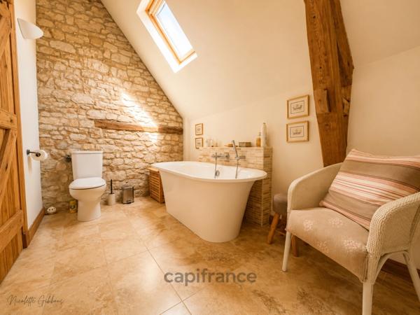 Maison de caractère en pierre, entièrement restaurée avec goût, à deux pas d'un village classé