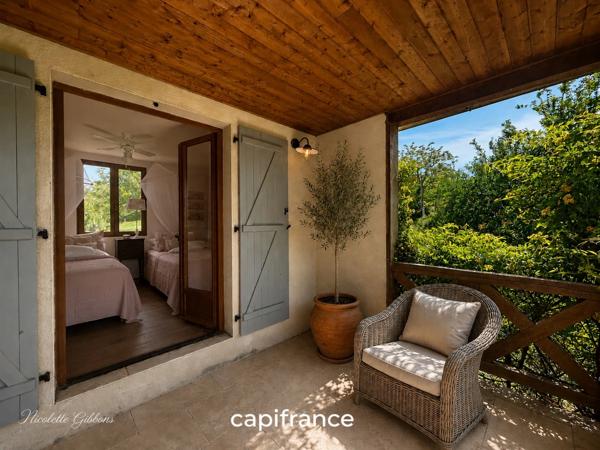 Maison de caractère en pierre, entièrement restaurée avec goût, à deux pas d'un village classé