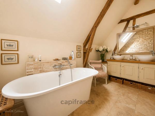 Maison de caractère en pierre, entièrement restaurée avec goût, à deux pas d'un village classé