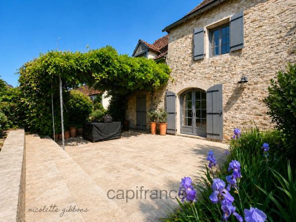 Maison de caractère en pierre, entièrement restaurée avec goût, à deux pas d'un village classé