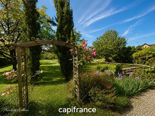 Maison de caractère en pierre, entièrement restaurée avec goût, à deux pas d'un village classé