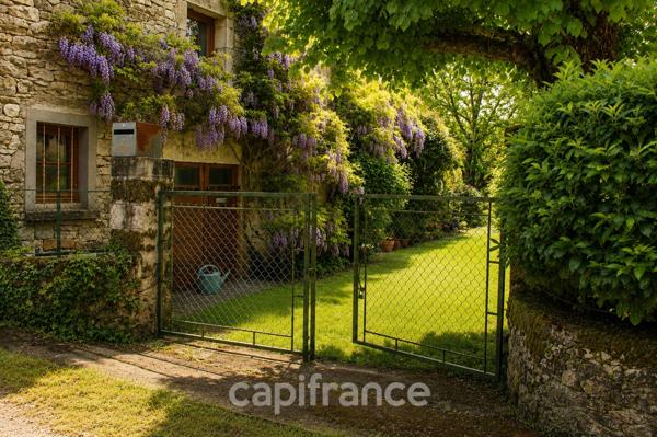 Maison de caractère en pierre, entièrement restaurée avec goût, à deux pas d'un village classé