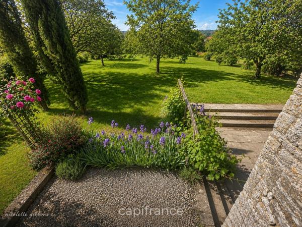 Maison de caractère en pierre, entièrement restaurée avec goût, à deux pas d'un village classé
