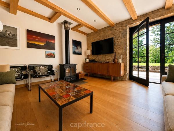 Maison de caractère en pierre, entièrement restaurée avec goût, à deux pas d'un village classé