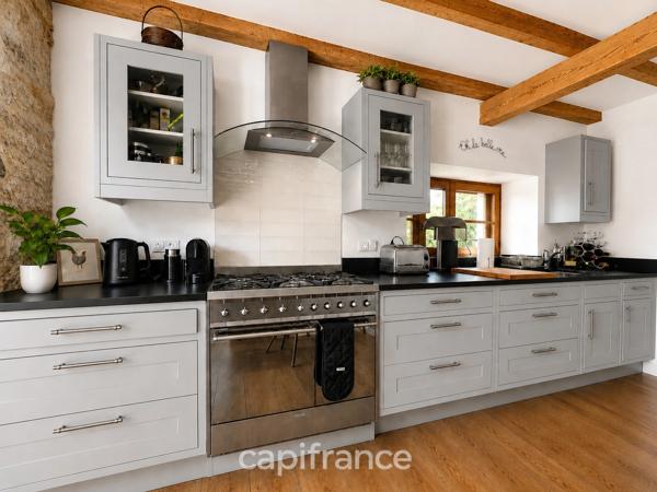 Maison de caractère en pierre, entièrement restaurée avec goût, à deux pas d'un village classé