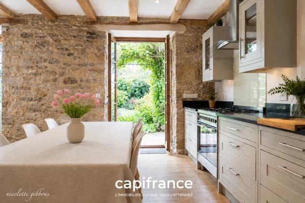 Maison de caractère en pierre, entièrement restaurée avec goût, à deux pas d'un village classé
