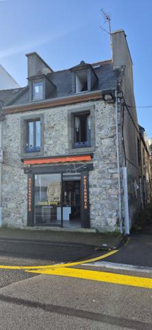 À vendre – Bâtiment de rapport idéalement situé face à la mer au bord des quais