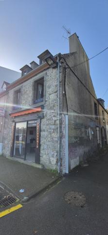 À vendre – Bâtiment de rapport idéalement situé face à la mer au bord des quais