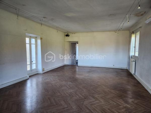 SAISISSEZ l'opportunité de devenir propriétaire de cet authentique MAS PROVENCAL construit au siècle dernier, sur 2300m² de terrain clos arboré, à deux pas du centre ville !
Ce bâtiment offre 193m² de surface utile sur deux niveaux avec de BEAUX VOLUMES. Le REZ de CHAUSSEE comprend une SALLE de RECEPTION avec CHEMINEE à foyer ouvert, donnant sur une VERANDA solaire, une CUISINR séparée avec arrière- cuisine, une salle d'eau avec wc, une CHAMBRE spacieuse, une ancienne cave devenue entrepôt, un GARAGE et un local qui abrite la chaudière.
A l'ETAGE, se trouvent une chambre avec cheminée et un dressing indépendant, une salle de bains avec wc et une très grande chambre avec un accès au jardin grâce à un escalier extérieur laissant présager la création d'un studio indépendant.
Ce domaine offre une belle opportunité pour une demeure familiale ou une demeure avec un studio à créer  !
Actuellement, c'est le chauffage central au fioul qui fonctionne dans la maison et produit l'eau chaude.
Prévoir des travaux de rénovation toiture, isolation, double vitrage, chauffage, ventilation...budget évalué à 160 000 environ (mars 2026)
Terrain piscinable
Suite à la venue d'un expert et d'une entreprise spécialisée en rénovation, nous serons en mesure de vous remettre gratuitement le dossier précis sur les travaux nécessaires à réaliser !