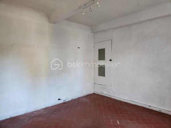 SAISISSEZ l'opportunité de devenir propriétaire de cet authentique MAS PROVENCAL construit au siècle dernier, sur 2300m² de terrain clos arboré, à deux pas du centre ville !
Ce bâtiment offre 193m² de surface utile sur deux niveaux avec de BEAUX VOLUMES. Le REZ de CHAUSSEE comprend une SALLE de RECEPTION avec CHEMINEE à foyer ouvert, donnant sur une VERANDA solaire, une CUISINR séparée avec arrière- cuisine, une salle d'eau avec wc, une CHAMBRE spacieuse, une ancienne cave devenue entrepôt, un GARAGE et un local qui abrite la chaudière.
A l'ETAGE, se trouvent une chambre avec cheminée et un dressing indépendant, une salle de bains avec wc et une très grande chambre avec un accès au jardin grâce à un escalier extérieur laissant présager la création d'un studio indépendant.
Ce domaine offre une belle opportunité pour une demeure familiale ou une demeure avec un studio à créer  !
Actuellement, c'est le chauffage central au fioul qui fonctionne dans la maison et produit l'eau chaude.
Prévoir des travaux de rénovation toiture, isolation, double vitrage, chauffage, ventilation...budget évalué à 160 000 environ (mars 2026)
Terrain piscinable
Suite à la venue d'un expert et d'une entreprise spécialisée en rénovation, nous serons en mesure de vous remettre gratuitement le dossier précis sur les travaux nécessaires à réaliser !