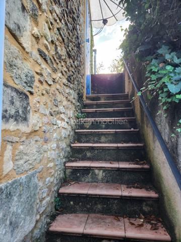 SAISISSEZ l'opportunité de devenir propriétaire de cet authentique MAS PROVENCAL construit au siècle dernier, sur 2300m² de terrain clos arboré, à deux pas du centre ville !
Ce bâtiment offre 193m² de surface utile sur deux niveaux avec de BEAUX VOLUMES. Le REZ de CHAUSSEE comprend une SALLE de RECEPTION avec CHEMINEE à foyer ouvert, donnant sur une VERANDA solaire, une CUISINR séparée avec arrière- cuisine, une salle d'eau avec wc, une CHAMBRE spacieuse, une ancienne cave devenue entrepôt, un GARAGE et un local qui abrite la chaudière.
A l'ETAGE, se trouvent une chambre avec cheminée et un dressing indépendant, une salle de bains avec wc et une très grande chambre avec un accès au jardin grâce à un escalier extérieur laissant présager la création d'un studio indépendant.
Ce domaine offre une belle opportunité pour une demeure familiale ou une demeure avec un studio à créer  !
Actuellement, c'est le chauffage central au fioul qui fonctionne dans la maison et produit l'eau chaude.
Prévoir des travaux de rénovation toiture, isolation, double vitrage, chauffage, ventilation...budget évalué à 160 000 environ (mars 2026)
Terrain piscinable
Suite à la venue d'un expert et d'une entreprise spécialisée en rénovation, nous serons en mesure de vous remettre gratuitement le dossier précis sur les travaux nécessaires à réaliser !