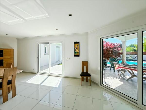 Maison familiale 155 m² à Ambarès-et-Lagrave 4 chambres, suite parentale, piscine, terrasse bois et garage