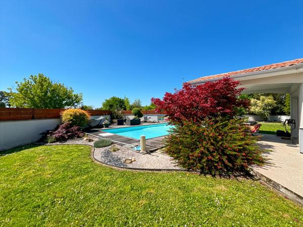 Maison familiale 155 m² à Ambarès-et-Lagrave 4 chambres, suite parentale, piscine, terrasse bois et garage