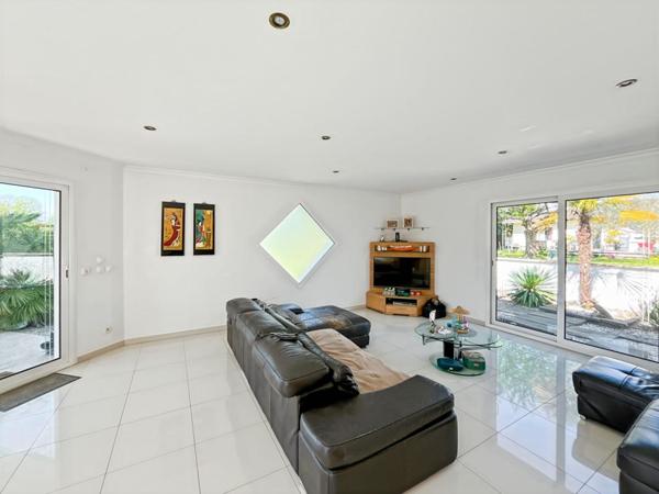 Maison familiale 155 m² à Ambarès-et-Lagrave 4 chambres, suite parentale, piscine, terrasse bois et garage