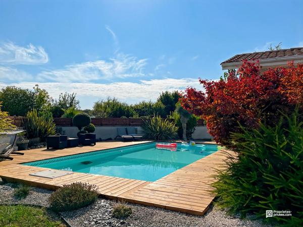Maison familiale 155 m² à Ambarès-et-Lagrave 4 chambres, suite parentale, piscine, terrasse bois et garage