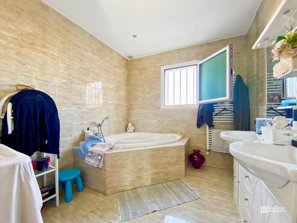 Maison familiale 155 m² à Ambarès-et-Lagrave 4 chambres, suite parentale, piscine, terrasse bois et garage