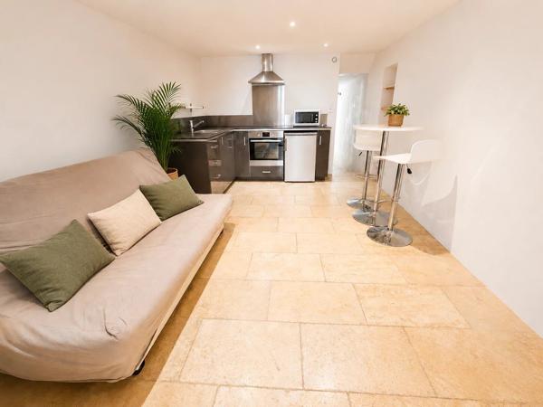 Location                                                      Appartement
                        
                     2 pièces                      42 m2                     à Pourrières