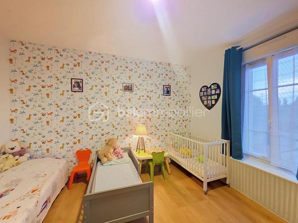 Située en plein centre-ville et à proximité immédiate de la mairie de Champagne-sur-Seine, dans un quartier calme et recherché, à quelques minutes des commodités essentielles: supermarchés, écoles (crèches, maternelle, primaire et collège), établissement de santé.
Venez découvrir cette Charmante maison familiale, pleine de charme, très bien entretenue, d'une superficie de 135 m² édifié sur une parcelle de terrain de 456 m² comprenant:
 
- Au rez-de-chaussée: une vaste entrée donnant sur un double séjour de 30 m² traversant et Lumineux, d'une cuisine aménagée et équipée fonctionnelle, d'une suite parentale avec salle d'eau et d'un WC séparé.
- Au rez de jardin: Trois grandes Chambres confortables avec grand dressing, une buanderie, une salle de bains avec baignoire et WC indépendant ainsi qu'un accès indépendant au jardin. 
- A l'étage: Une chambre spacieuse avec rangements de 13 m² ainsi qu'une salle de jeux.
- A l'extérieur: Profitez d'un bel espace extérieur composé d'un grand jardin entièrement clos et arboré avec sa terrasse plein sud avec barbecue pour vos repas ensoleillées, ainsi qu'un atelier indépendant. Un ensemble parfait pour profiter des beaux jours en toute tranquillité.
De plus le portail étant sécurisé et automatisé, vous pouvez y stationner votre véhicule directement dans la cour.

Les Atouts :

- 5 grandes chambres 
- Un Double séjour
- Chaudière à condensation révisé annuellement
- Diagnostics de performance énergétiques en D
- Maison Très lumineuse
- De multiples rangements
- Un jardin clos avec terrasse de 300 M ² exposé sud 
- Un barbecue 
- Un atelier