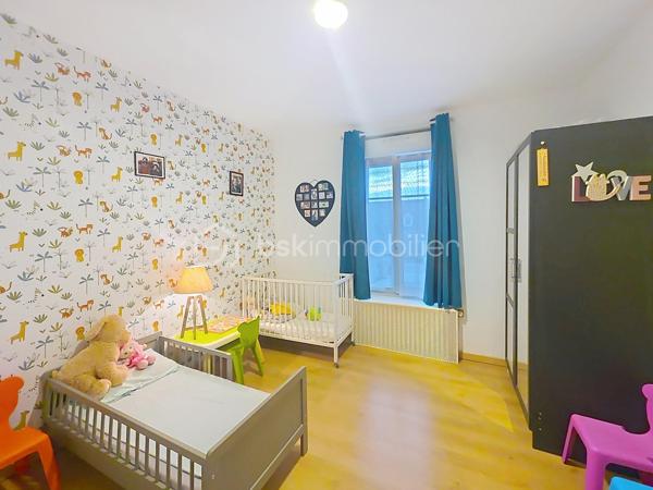 Située en plein centre-ville et à proximité immédiate de la mairie de Champagne-sur-Seine, dans un quartier calme et recherché, à quelques minutes des commodités essentielles: supermarchés, écoles (crèches, maternelle, primaire et collège), établissement de santé.
Venez découvrir cette Charmante maison familiale, pleine de charme, très bien entretenue, d'une superficie de 135 m² édifié sur une parcelle de terrain de 456 m² comprenant:
 
- Au rez-de-chaussée: une vaste entrée donnant sur un double séjour de 30 m² traversant et Lumineux, d'une cuisine aménagée et équipée fonctionnelle, d'une suite parentale avec salle d'eau et d'un WC séparé.
- Au rez de jardin: Trois grandes Chambres confortables avec grand dressing, une buanderie, une salle de bains avec baignoire et WC indépendant ainsi qu'un accès indépendant au jardin. 
- A l'étage: Une chambre spacieuse avec rangements de 13 m² ainsi qu'une salle de jeux.
- A l'extérieur: Profitez d'un bel espace extérieur composé d'un grand jardin entièrement clos et arboré avec sa terrasse plein sud avec barbecue pour vos repas ensoleillées, ainsi qu'un atelier indépendant. Un ensemble parfait pour profiter des beaux jours en toute tranquillité.
De plus le portail étant sécurisé et automatisé, vous pouvez y stationner votre véhicule directement dans la cour.

Les Atouts :

- 5 grandes chambres 
- Un Double séjour
- Chaudière à condensation révisé annuellement
- Diagnostics de performance énergétiques en D
- Maison Très lumineuse
- De multiples rangements
- Un jardin clos avec terrasse de 300 M ² exposé sud 
- Un barbecue 
- Un atelier