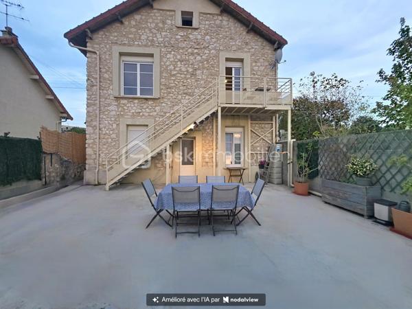 Située en plein centre-ville et à proximité immédiate de la mairie de Champagne-sur-Seine, dans un quartier calme et recherché, à quelques minutes des commodités essentielles: supermarchés, écoles (crèches, maternelle, primaire et collège), établissement de santé.
Venez découvrir cette Charmante maison familiale, pleine de charme, très bien entretenue, d'une superficie de 135 m² édifié sur une parcelle de terrain de 456 m² comprenant:
 
- Au rez-de-chaussée: une vaste entrée donnant sur un double séjour de 30 m² traversant et Lumineux, d'une cuisine aménagée et équipée fonctionnelle, d'une suite parentale avec salle d'eau et d'un WC séparé.
- Au rez de jardin: Trois grandes Chambres confortables avec grand dressing, une buanderie, une salle de bains avec baignoire et WC indépendant ainsi qu'un accès indépendant au jardin. 
- A l'étage: Une chambre spacieuse avec rangements de 13 m² ainsi qu'une salle de jeux.
- A l'extérieur: Profitez d'un bel espace extérieur composé d'un grand jardin entièrement clos et arboré avec sa terrasse plein sud avec barbecue pour vos repas ensoleillées, ainsi qu'un atelier indépendant. Un ensemble parfait pour profiter des beaux jours en toute tranquillité.
De plus le portail étant sécurisé et automatisé, vous pouvez y stationner votre véhicule directement dans la cour.

Les Atouts :

- 5 grandes chambres 
- Un Double séjour
- Chaudière à condensation révisé annuellement
- Diagnostics de performance énergétiques en D
- Maison Très lumineuse
- De multiples rangements
- Un jardin clos avec terrasse de 300 M ² exposé sud 
- Un barbecue 
- Un atelier