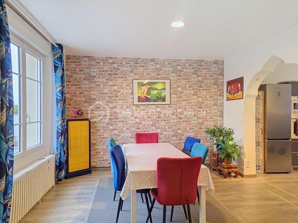 Située en plein centre-ville et à proximité immédiate de la mairie de Champagne-sur-Seine, dans un quartier calme et recherché, à quelques minutes des commodités essentielles: supermarchés, écoles (crèches, maternelle, primaire et collège), établissement de santé.
Venez découvrir cette Charmante maison familiale, pleine de charme, très bien entretenue, d'une superficie de 135 m² édifié sur une parcelle de terrain de 456 m² comprenant:
 
- Au rez-de-chaussée: une vaste entrée donnant sur un double séjour de 30 m² traversant et Lumineux, d'une cuisine aménagée et équipée fonctionnelle, d'une suite parentale avec salle d'eau et d'un WC séparé.
- Au rez de jardin: Trois grandes Chambres confortables avec grand dressing, une buanderie, une salle de bains avec baignoire et WC indépendant ainsi qu'un accès indépendant au jardin. 
- A l'étage: Une chambre spacieuse avec rangements de 13 m² ainsi qu'une salle de jeux.
- A l'extérieur: Profitez d'un bel espace extérieur composé d'un grand jardin entièrement clos et arboré avec sa terrasse plein sud avec barbecue pour vos repas ensoleillées, ainsi qu'un atelier indépendant. Un ensemble parfait pour profiter des beaux jours en toute tranquillité.
De plus le portail étant sécurisé et automatisé, vous pouvez y stationner votre véhicule directement dans la cour.

Les Atouts :

- 5 grandes chambres 
- Un Double séjour
- Chaudière à condensation révisé annuellement
- Diagnostics de performance énergétiques en D
- Maison Très lumineuse
- De multiples rangements
- Un jardin clos avec terrasse de 300 M ² exposé sud 
- Un barbecue 
- Un atelier