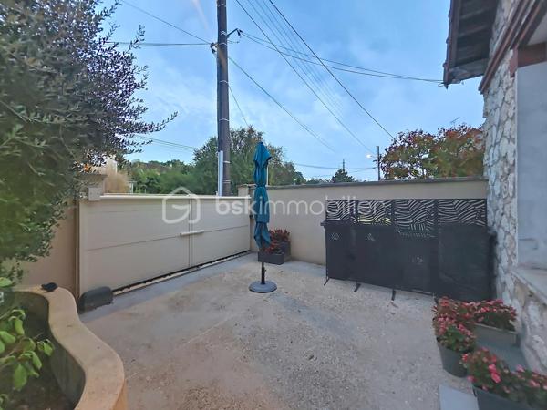 Située en plein centre-ville et à proximité immédiate de la mairie de Champagne-sur-Seine, dans un quartier calme et recherché, à quelques minutes des commodités essentielles: supermarchés, écoles (crèches, maternelle, primaire et collège), établissement de santé.
Venez découvrir cette Charmante maison familiale, pleine de charme, très bien entretenue, d'une superficie de 135 m² édifié sur une parcelle de terrain de 456 m² comprenant:
 
- Au rez-de-chaussée: une vaste entrée donnant sur un double séjour de 30 m² traversant et Lumineux, d'une cuisine aménagée et équipée fonctionnelle, d'une suite parentale avec salle d'eau et d'un WC séparé.
- Au rez de jardin: Trois grandes Chambres confortables avec grand dressing, une buanderie, une salle de bains avec baignoire et WC indépendant ainsi qu'un accès indépendant au jardin. 
- A l'étage: Une chambre spacieuse avec rangements de 13 m² ainsi qu'une salle de jeux.
- A l'extérieur: Profitez d'un bel espace extérieur composé d'un grand jardin entièrement clos et arboré avec sa terrasse plein sud avec barbecue pour vos repas ensoleillées, ainsi qu'un atelier indépendant. Un ensemble parfait pour profiter des beaux jours en toute tranquillité.
De plus le portail étant sécurisé et automatisé, vous pouvez y stationner votre véhicule directement dans la cour.

Les Atouts :

- 5 grandes chambres 
- Un Double séjour
- Chaudière à condensation révisé annuellement
- Diagnostics de performance énergétiques en D
- Maison Très lumineuse
- De multiples rangements
- Un jardin clos avec terrasse de 300 M ² exposé sud 
- Un barbecue 
- Un atelier
