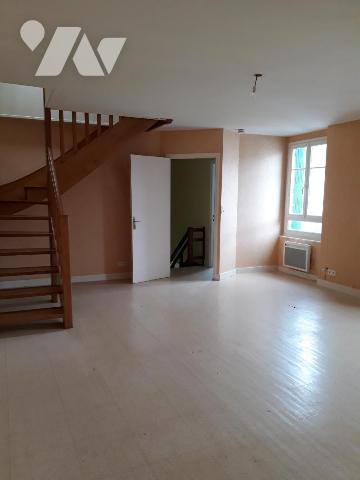 Immeuble au centre ville de LE FAOUËT avec local commercial et appartement loués