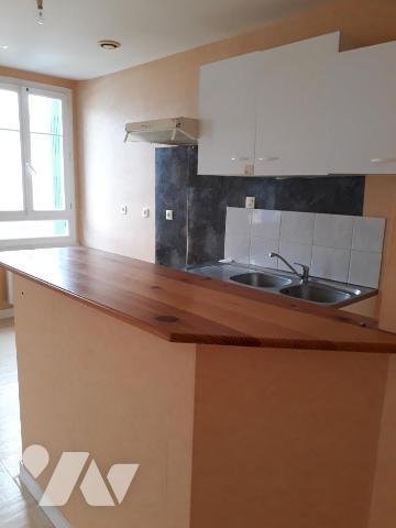 Immeuble au centre ville de LE FAOUËT avec local commercial et appartement loués