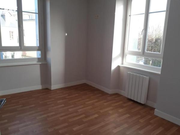 Immeuble au centre ville de LE FAOUËT avec local commercial et appartement loués