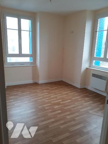 Immeuble au centre ville de LE FAOUËT avec local commercial et appartement loués