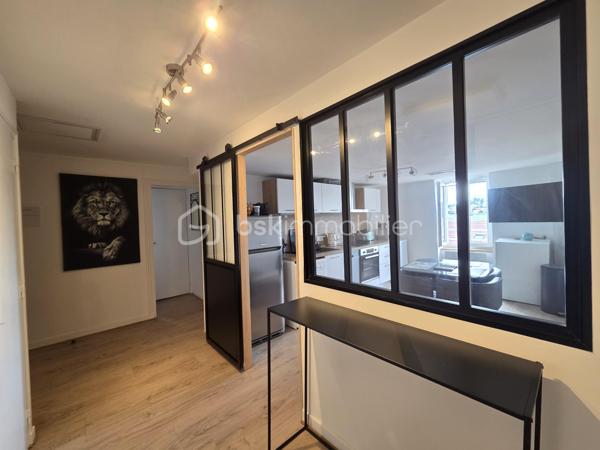 Exclusivité. Voiron Hyper Centre - Appartement T4 de 67 m². 
Situé dans une petite copropriété bénévole de 5 lots d'habitation, Rue Voltaire, proximité de toutes les commodités, commerces, transports bus et gare. 
Accès par badge, Interphone, porte sécurisée. 

Au 4ème et dernier étage sans ascenseur, exposé Ouest, ce T4 entièrement refait à neuf, comprend un Hall d'entrée, une Pièce de vie lumineuse avec cuisine équipée, 3 belles chambres de de 11 à 13 m², une salle d'eau et un toilette indépendant. Aucun vis à vis, vue dégagée sur la ville. 

Belles prestations. Aucuns travaux à prévoir. Menuiseries PVC double vitrage. Chauffage et climatisation AIR ZONE dans toutes les pièces. Excellent DPE en C. 
Vendu libre de toute occupation. 
Bien soumis au statut d'une copropriété de 5 lots d'habitation, sécurisée et bien entretenue. Charges de copropriété de 500 €/an. Aucuns travaux prévus et aucune procédure en cours sur la copropriété. Nombreux stationnements libres à proximité. 

Prix de vente : 199 000 € (Honoraires Charge Vendeur).
BSK vous accompagne sur votre projet. N'hésitez pas à me contacter. 
Nathalie Cohendet O7 81 11 78 14