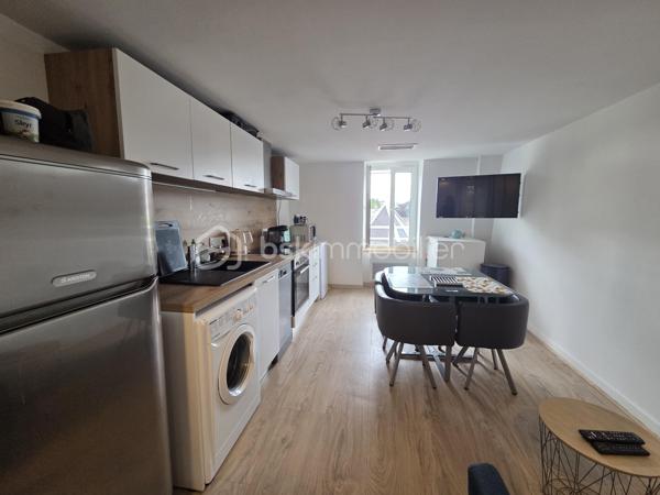 Exclusivité. Voiron Hyper Centre - Appartement T4 de 67 m². 
Situé dans une petite copropriété bénévole de 5 lots d'habitation, Rue Voltaire, proximité de toutes les commodités, commerces, transports bus et gare. 
Accès par badge, Interphone, porte sécurisée. 

Au 4ème et dernier étage sans ascenseur, exposé Ouest, ce T4 entièrement refait à neuf, comprend un Hall d'entrée, une Pièce de vie lumineuse avec cuisine équipée, 3 belles chambres de de 11 à 13 m², une salle d'eau et un toilette indépendant. Aucun vis à vis, vue dégagée sur la ville. 

Belles prestations. Aucuns travaux à prévoir. Menuiseries PVC double vitrage. Chauffage et climatisation AIR ZONE dans toutes les pièces. Excellent DPE en C. 
Vendu libre de toute occupation. 
Bien soumis au statut d'une copropriété de 5 lots d'habitation, sécurisée et bien entretenue. Charges de copropriété de 500 €/an. Aucuns travaux prévus et aucune procédure en cours sur la copropriété. Nombreux stationnements libres à proximité. 

Prix de vente : 199 000 € (Honoraires Charge Vendeur).
BSK vous accompagne sur votre projet. N'hésitez pas à me contacter. 
Nathalie Cohendet O7 81 11 78 14