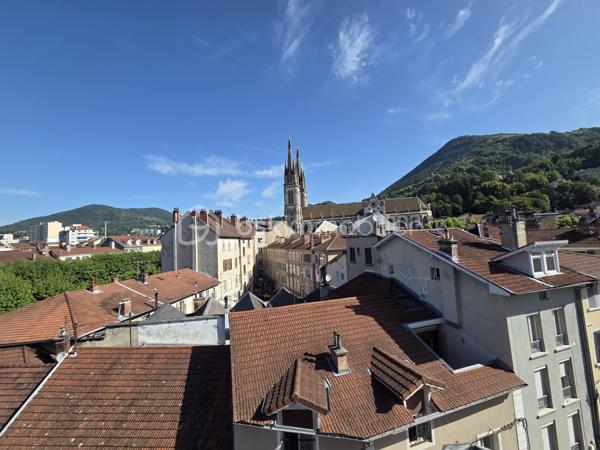 Exclusivité. Voiron Hyper Centre - Appartement T4 de 67 m². 
Situé dans une petite copropriété bénévole de 5 lots d'habitation, Rue Voltaire, proximité de toutes les commodités, commerces, transports bus et gare. 
Accès par badge, Interphone, porte sécurisée. 

Au 4ème et dernier étage sans ascenseur, exposé Ouest, ce T4 entièrement refait à neuf, comprend un Hall d'entrée, une Pièce de vie lumineuse avec cuisine équipée, 3 belles chambres de de 11 à 13 m², une salle d'eau et un toilette indépendant. Aucun vis à vis, vue dégagée sur la ville. 

Belles prestations. Aucuns travaux à prévoir. Menuiseries PVC double vitrage. Chauffage et climatisation AIR ZONE dans toutes les pièces. Excellent DPE en C. 
Vendu libre de toute occupation. 
Bien soumis au statut d'une copropriété de 5 lots d'habitation, sécurisée et bien entretenue. Charges de copropriété de 500 €/an. Aucuns travaux prévus et aucune procédure en cours sur la copropriété. Nombreux stationnements libres à proximité. 

Prix de vente : 199 000 € (Honoraires Charge Vendeur).
BSK vous accompagne sur votre projet. N'hésitez pas à me contacter. 
Nathalie Cohendet O7 81 11 78 14