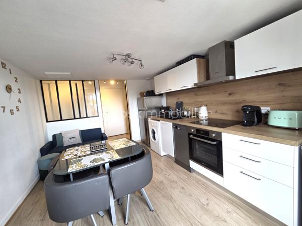 Exclusivité. Voiron Hyper Centre - Appartement T4 de 67 m². 
Situé dans une petite copropriété bénévole de 5 lots d'habitation, Rue Voltaire, proximité de toutes les commodités, commerces, transports bus et gare. 
Accès par badge, Interphone, porte sécurisée. 

Au 4ème et dernier étage sans ascenseur, exposé Ouest, ce T4 entièrement refait à neuf, comprend un Hall d'entrée, une Pièce de vie lumineuse avec cuisine équipée, 3 belles chambres de de 11 à 13 m², une salle d'eau et un toilette indépendant. Aucun vis à vis, vue dégagée sur la ville. 

Belles prestations. Aucuns travaux à prévoir. Menuiseries PVC double vitrage. Chauffage et climatisation AIR ZONE dans toutes les pièces. Excellent DPE en C. 
Vendu libre de toute occupation. 
Bien soumis au statut d'une copropriété de 5 lots d'habitation, sécurisée et bien entretenue. Charges de copropriété de 500 €/an. Aucuns travaux prévus et aucune procédure en cours sur la copropriété. Nombreux stationnements libres à proximité. 

Prix de vente : 199 000 € (Honoraires Charge Vendeur).
BSK vous accompagne sur votre projet. N'hésitez pas à me contacter. 
Nathalie Cohendet O7 81 11 78 14