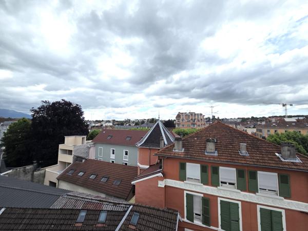 Exclusivité. Voiron Hyper Centre - Appartement T4 de 67 m². 
Situé dans une petite copropriété bénévole de 5 lots d'habitation, Rue Voltaire, proximité de toutes les commodités, commerces, transports bus et gare. 
Accès par badge, Interphone, porte sécurisée. 

Au 4ème et dernier étage sans ascenseur, exposé Ouest, ce T4 entièrement refait à neuf, comprend un Hall d'entrée, une Pièce de vie lumineuse avec cuisine équipée, 3 belles chambres de de 11 à 13 m², une salle d'eau et un toilette indépendant. Aucun vis à vis, vue dégagée sur la ville. 

Belles prestations. Aucuns travaux à prévoir. Menuiseries PVC double vitrage. Chauffage et climatisation AIR ZONE dans toutes les pièces. Excellent DPE en C. 
Vendu libre de toute occupation. 
Bien soumis au statut d'une copropriété de 5 lots d'habitation, sécurisée et bien entretenue. Charges de copropriété de 500 €/an. Aucuns travaux prévus et aucune procédure en cours sur la copropriété. Nombreux stationnements libres à proximité. 

Prix de vente : 199 000 € (Honoraires Charge Vendeur).
BSK vous accompagne sur votre projet. N'hésitez pas à me contacter. 
Nathalie Cohendet O7 81 11 78 14