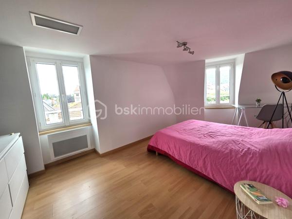 Exclusivité. Voiron Hyper Centre - Appartement T4 de 67 m². 
Situé dans une petite copropriété bénévole de 5 lots d'habitation, Rue Voltaire, proximité de toutes les commodités, commerces, transports bus et gare. 
Accès par badge, Interphone, porte sécurisée. 

Au 4ème et dernier étage sans ascenseur, exposé Ouest, ce T4 entièrement refait à neuf, comprend un Hall d'entrée, une Pièce de vie lumineuse avec cuisine équipée, 3 belles chambres de de 11 à 13 m², une salle d'eau et un toilette indépendant. Aucun vis à vis, vue dégagée sur la ville. 

Belles prestations. Aucuns travaux à prévoir. Menuiseries PVC double vitrage. Chauffage et climatisation AIR ZONE dans toutes les pièces. Excellent DPE en C. 
Vendu libre de toute occupation. 
Bien soumis au statut d'une copropriété de 5 lots d'habitation, sécurisée et bien entretenue. Charges de copropriété de 500 €/an. Aucuns travaux prévus et aucune procédure en cours sur la copropriété. Nombreux stationnements libres à proximité. 

Prix de vente : 199 000 € (Honoraires Charge Vendeur).
BSK vous accompagne sur votre projet. N'hésitez pas à me contacter. 
Nathalie Cohendet O7 81 11 78 14