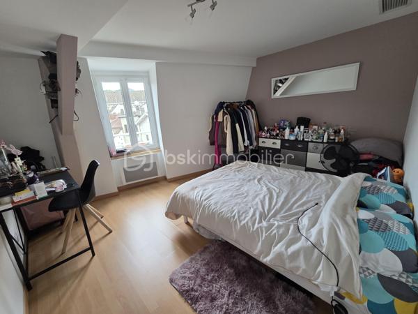Exclusivité. Voiron Hyper Centre - Appartement T4 de 67 m². 
Situé dans une petite copropriété bénévole de 5 lots d'habitation, Rue Voltaire, proximité de toutes les commodités, commerces, transports bus et gare. 
Accès par badge, Interphone, porte sécurisée. 

Au 4ème et dernier étage sans ascenseur, exposé Ouest, ce T4 entièrement refait à neuf, comprend un Hall d'entrée, une Pièce de vie lumineuse avec cuisine équipée, 3 belles chambres de de 11 à 13 m², une salle d'eau et un toilette indépendant. Aucun vis à vis, vue dégagée sur la ville. 

Belles prestations. Aucuns travaux à prévoir. Menuiseries PVC double vitrage. Chauffage et climatisation AIR ZONE dans toutes les pièces. Excellent DPE en C. 
Vendu libre de toute occupation. 
Bien soumis au statut d'une copropriété de 5 lots d'habitation, sécurisée et bien entretenue. Charges de copropriété de 500 €/an. Aucuns travaux prévus et aucune procédure en cours sur la copropriété. Nombreux stationnements libres à proximité. 

Prix de vente : 199 000 € (Honoraires Charge Vendeur).
BSK vous accompagne sur votre projet. N'hésitez pas à me contacter. 
Nathalie Cohendet O7 81 11 78 14