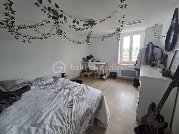 Exclusivité. Voiron Hyper Centre - Appartement T4 de 67 m². 
Situé dans une petite copropriété bénévole de 5 lots d'habitation, Rue Voltaire, proximité de toutes les commodités, commerces, transports bus et gare. 
Accès par badge, Interphone, porte sécurisée. 

Au 4ème et dernier étage sans ascenseur, exposé Ouest, ce T4 entièrement refait à neuf, comprend un Hall d'entrée, une Pièce de vie lumineuse avec cuisine équipée, 3 belles chambres de de 11 à 13 m², une salle d'eau et un toilette indépendant. Aucun vis à vis, vue dégagée sur la ville. 

Belles prestations. Aucuns travaux à prévoir. Menuiseries PVC double vitrage. Chauffage et climatisation AIR ZONE dans toutes les pièces. Excellent DPE en C. 
Vendu libre de toute occupation. 
Bien soumis au statut d'une copropriété de 5 lots d'habitation, sécurisée et bien entretenue. Charges de copropriété de 500 €/an. Aucuns travaux prévus et aucune procédure en cours sur la copropriété. Nombreux stationnements libres à proximité. 

Prix de vente : 199 000 € (Honoraires Charge Vendeur).
BSK vous accompagne sur votre projet. N'hésitez pas à me contacter. 
Nathalie Cohendet O7 81 11 78 14