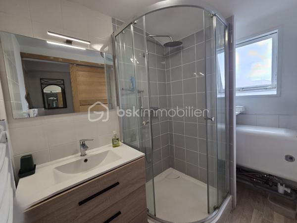 Exclusivité. Voiron Hyper Centre - Appartement T4 de 67 m². 
Situé dans une petite copropriété bénévole de 5 lots d'habitation, Rue Voltaire, proximité de toutes les commodités, commerces, transports bus et gare. 
Accès par badge, Interphone, porte sécurisée. 

Au 4ème et dernier étage sans ascenseur, exposé Ouest, ce T4 entièrement refait à neuf, comprend un Hall d'entrée, une Pièce de vie lumineuse avec cuisine équipée, 3 belles chambres de de 11 à 13 m², une salle d'eau et un toilette indépendant. Aucun vis à vis, vue dégagée sur la ville. 

Belles prestations. Aucuns travaux à prévoir. Menuiseries PVC double vitrage. Chauffage et climatisation AIR ZONE dans toutes les pièces. Excellent DPE en C. 
Vendu libre de toute occupation. 
Bien soumis au statut d'une copropriété de 5 lots d'habitation, sécurisée et bien entretenue. Charges de copropriété de 500 €/an. Aucuns travaux prévus et aucune procédure en cours sur la copropriété. Nombreux stationnements libres à proximité. 

Prix de vente : 199 000 € (Honoraires Charge Vendeur).
BSK vous accompagne sur votre projet. N'hésitez pas à me contacter. 
Nathalie Cohendet O7 81 11 78 14