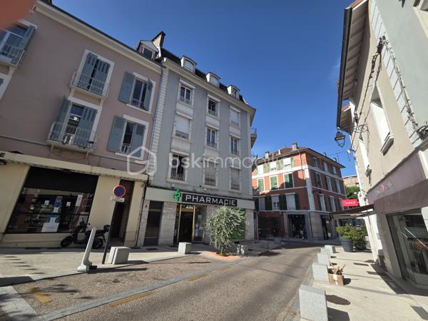 Exclusivité. Voiron Hyper Centre - Appartement T4 de 67 m². 
Situé dans une petite copropriété bénévole de 5 lots d'habitation, Rue Voltaire, proximité de toutes les commodités, commerces, transports bus et gare. 
Accès par badge, Interphone, porte sécurisée. 

Au 4ème et dernier étage sans ascenseur, exposé Ouest, ce T4 entièrement refait à neuf, comprend un Hall d'entrée, une Pièce de vie lumineuse avec cuisine équipée, 3 belles chambres de de 11 à 13 m², une salle d'eau et un toilette indépendant. Aucun vis à vis, vue dégagée sur la ville. 

Belles prestations. Aucuns travaux à prévoir. Menuiseries PVC double vitrage. Chauffage et climatisation AIR ZONE dans toutes les pièces. Excellent DPE en C. 
Vendu libre de toute occupation. 
Bien soumis au statut d'une copropriété de 5 lots d'habitation, sécurisée et bien entretenue. Charges de copropriété de 500 €/an. Aucuns travaux prévus et aucune procédure en cours sur la copropriété. Nombreux stationnements libres à proximité. 

Prix de vente : 199 000 € (Honoraires Charge Vendeur).
BSK vous accompagne sur votre projet. N'hésitez pas à me contacter. 
Nathalie Cohendet O7 81 11 78 14