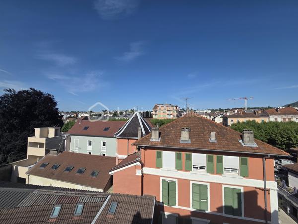 Exclusivité. Voiron Hyper Centre - Appartement T4 de 67 m². 
Situé dans une petite copropriété bénévole de 5 lots d'habitation, Rue Voltaire, proximité de toutes les commodités, commerces, transports bus et gare. 
Accès par badge, Interphone, porte sécurisée. 

Au 4ème et dernier étage sans ascenseur, exposé Ouest, ce T4 entièrement refait à neuf, comprend un Hall d'entrée, une Pièce de vie lumineuse avec cuisine équipée, 3 belles chambres de de 11 à 13 m², une salle d'eau et un toilette indépendant. Aucun vis à vis, vue dégagée sur la ville. 

Belles prestations. Aucuns travaux à prévoir. Menuiseries PVC double vitrage. Chauffage et climatisation AIR ZONE dans toutes les pièces. Excellent DPE en C. 
Vendu libre de toute occupation. 
Bien soumis au statut d'une copropriété de 5 lots d'habitation, sécurisée et bien entretenue. Charges de copropriété de 500 €/an. Aucuns travaux prévus et aucune procédure en cours sur la copropriété. Nombreux stationnements libres à proximité. 

Prix de vente : 199 000 € (Honoraires Charge Vendeur).
BSK vous accompagne sur votre projet. N'hésitez pas à me contacter. 
Nathalie Cohendet O7 81 11 78 14